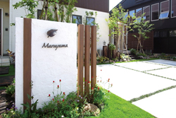 笠木やティンバーとともに、お庭と外構のデザインに合わせて自由な使い方ができます。