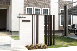 ナチュラルな木調のデコレーションアイテムで、お洒落に門周りを演出することができます。