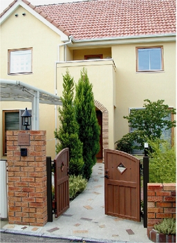 木製調ファーム門扉のシーン