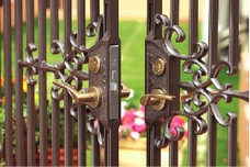 門扉ハンドル部はラッチ式シリンダー錠を採用