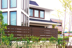 お隣や外からの視線を遮りナチュラルなプライベート空間を演出します。