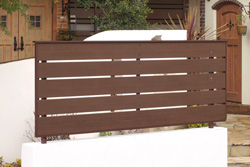 お庭や外構をナチュラルでお洒落なイメージに。アルファウッド ユニットフェンス1型