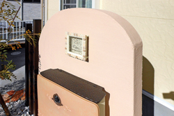 エレガントな可愛らしさが人気。ガラス表札G-05