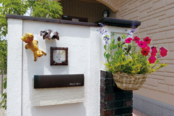 トータルでシンプルなコーディネートができるガラス表札G-05