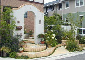 素敵な外観の表の庭