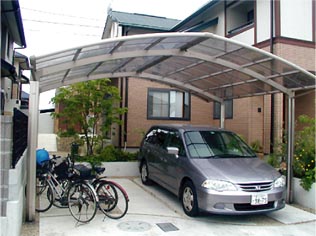 物置はガレージの奥の庭に