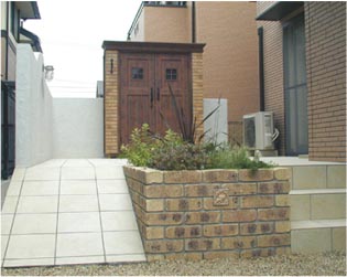 ベージュのレンガで合わせた物置