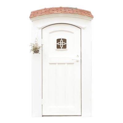 スパニッシュホワイト｜うろこ瓦とナチュラルな白い扉の組み合わせた小型物置