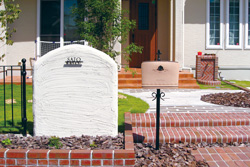 洋風住宅の外構でアクセントになる鋳物表札A-04