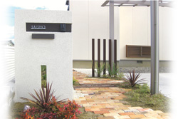 シンプルモダンな外構に合う、高級感を演出する鋳物表札A-04