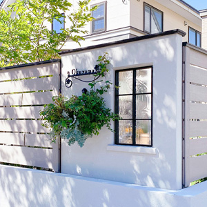 表情豊かなデザインウォールが彩る、上質なファサード