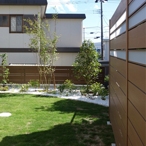 庭の緑に馴染む、ナチュラルなフェンスデザイン