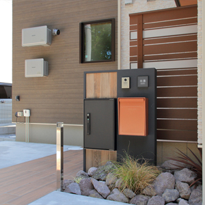 ベータウッドとデザインポストが奏でる、洗練された玄関スタイル