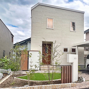 フォルムとカラーが描く、上質なナチュラルモダンファサード