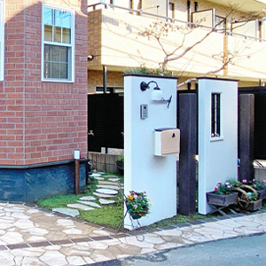 あたたかみと遊び心が調和する、可愛らしいナチュラルファサード