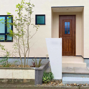 光が描く、シンプルモダンのファサード