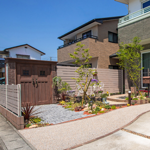 ブラウンが映える、温もりあふれるナチュラルガーデン