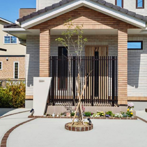 上品なトーンの外観に映える、シャープな門まわり