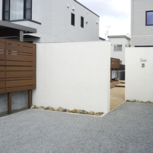 自然の温もりと白の明るさが調和する、心地よい住まいの外構