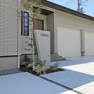 建物と調和する、シンプルモダンな門まわり