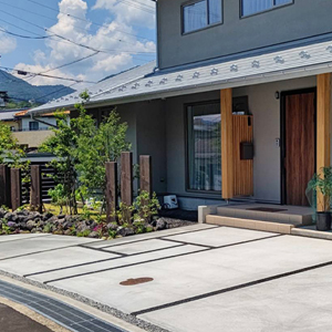 落ち着きのある上質な和モダンアプローチ