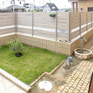 やわらかな光を通す、ベータウッド×ポリカパネルの外構デザイン