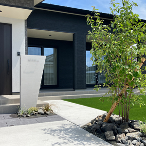 シックな外観に映える、上質で洗練されたファサード